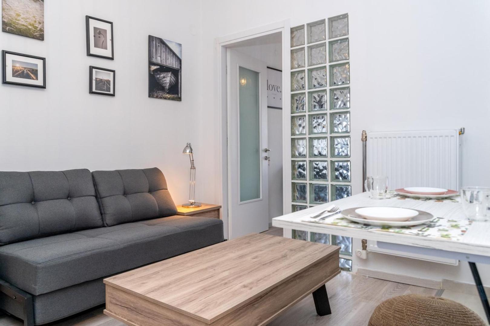 Kosmos Service Near Turkish Consulat And Saint Dimitrious Church With Additional Cost Parking Apartmán